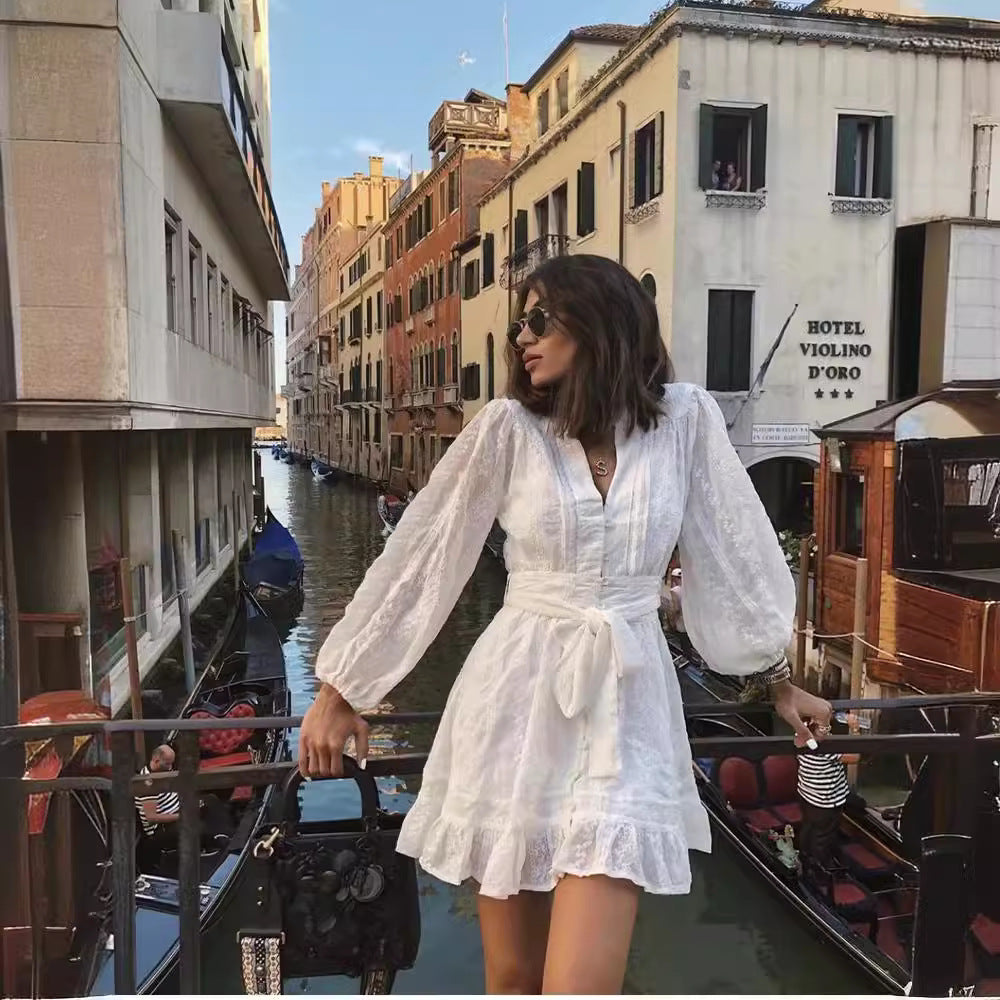 Robe mini femme – Manches ballon – Taille nouée – Ourlet volanté – Tissu respirant