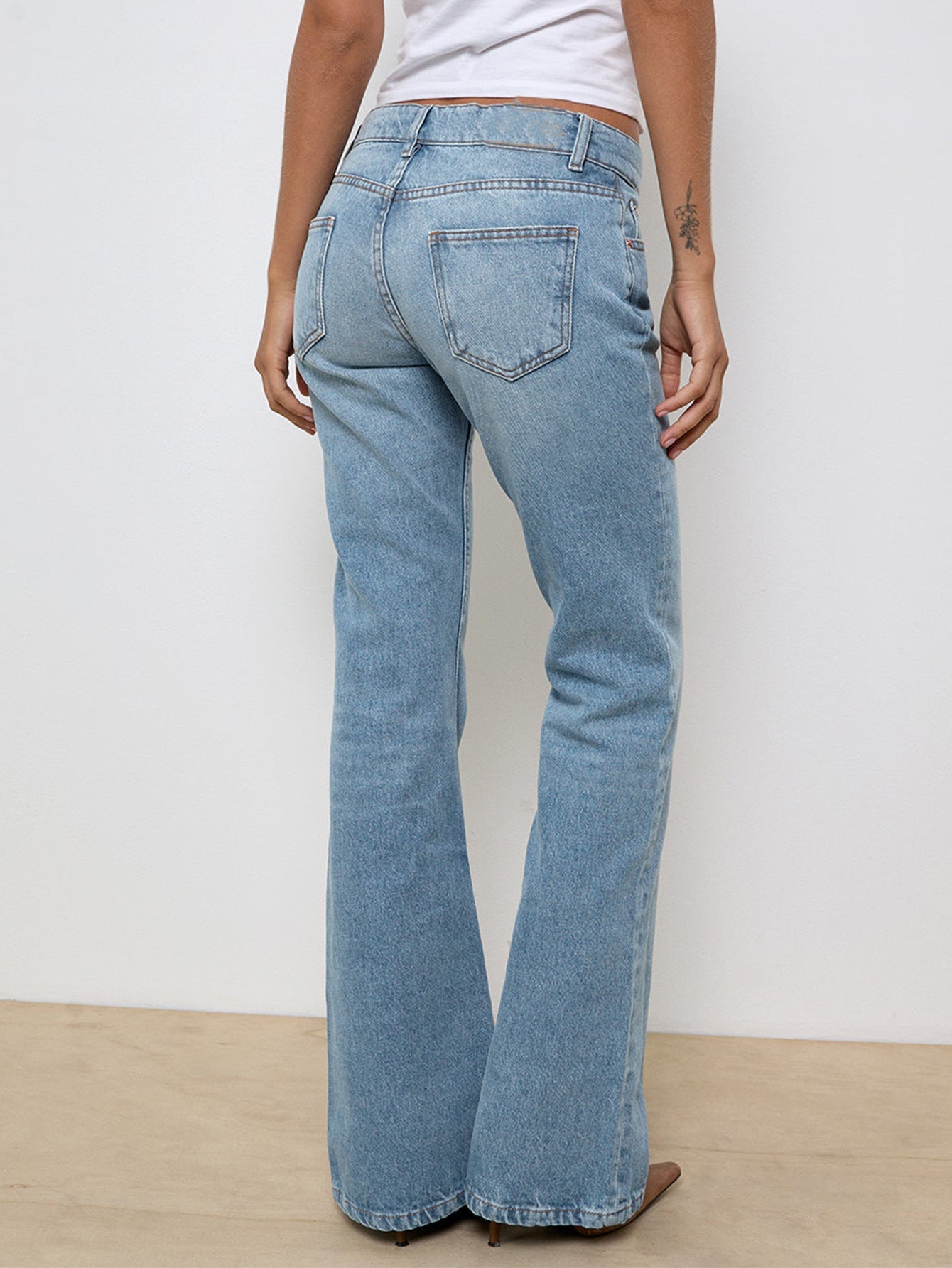 Jean femme – Taille haute – Jambe légèrement évasée – Coupe structurée – Longueur totale