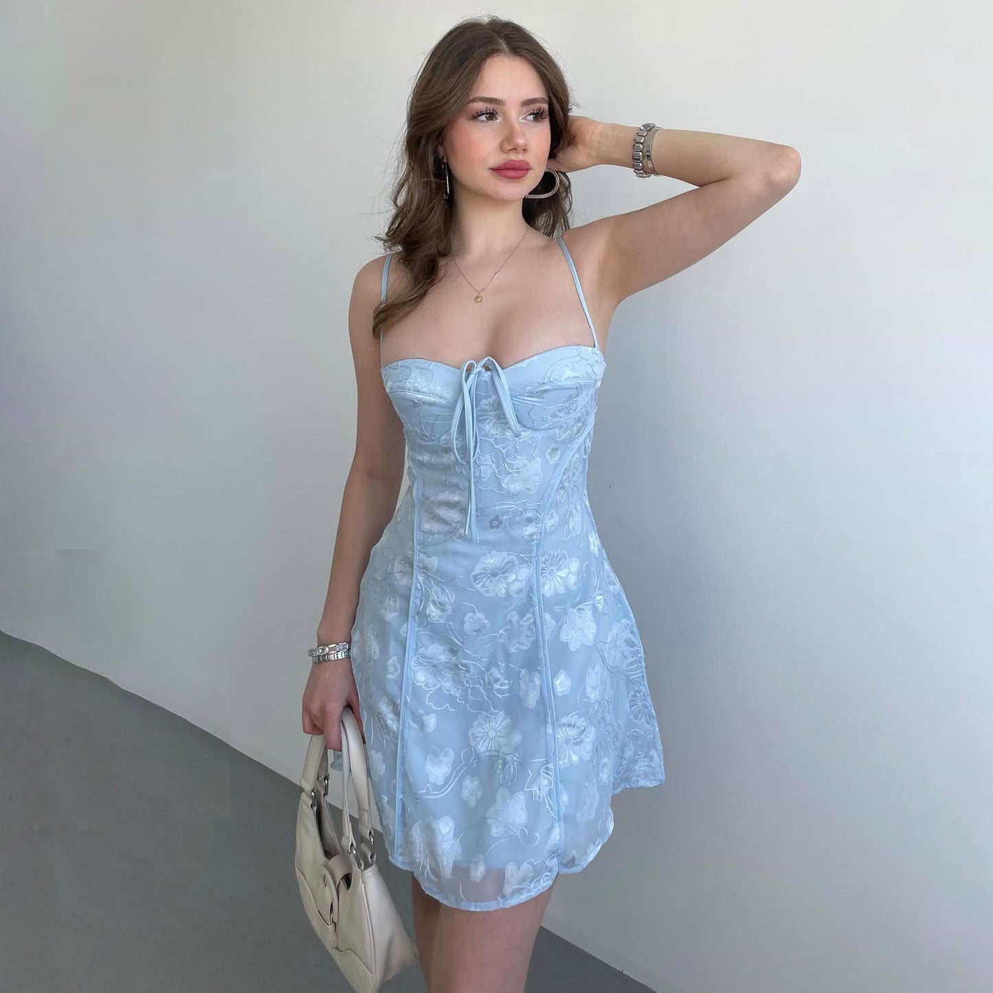 Robe mini femme – Dentelle florale – Taille cintrée – Bretelles fines – Bustier froncé