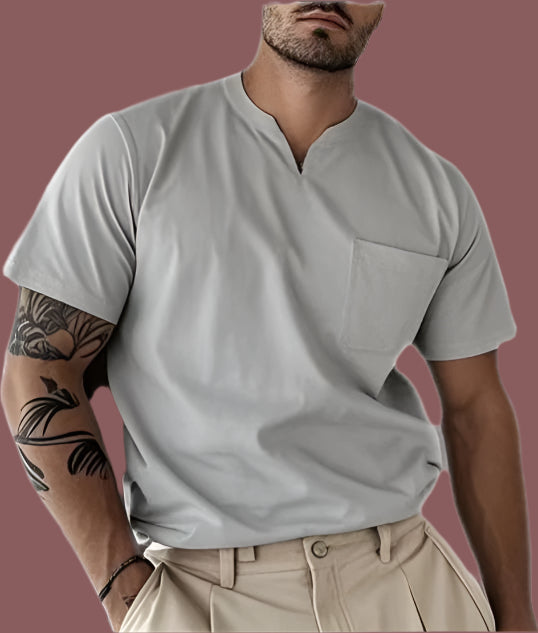 T-shirt homme col V – Coupe slim – Tissu respirant – Poche poitrine – Manches courtes