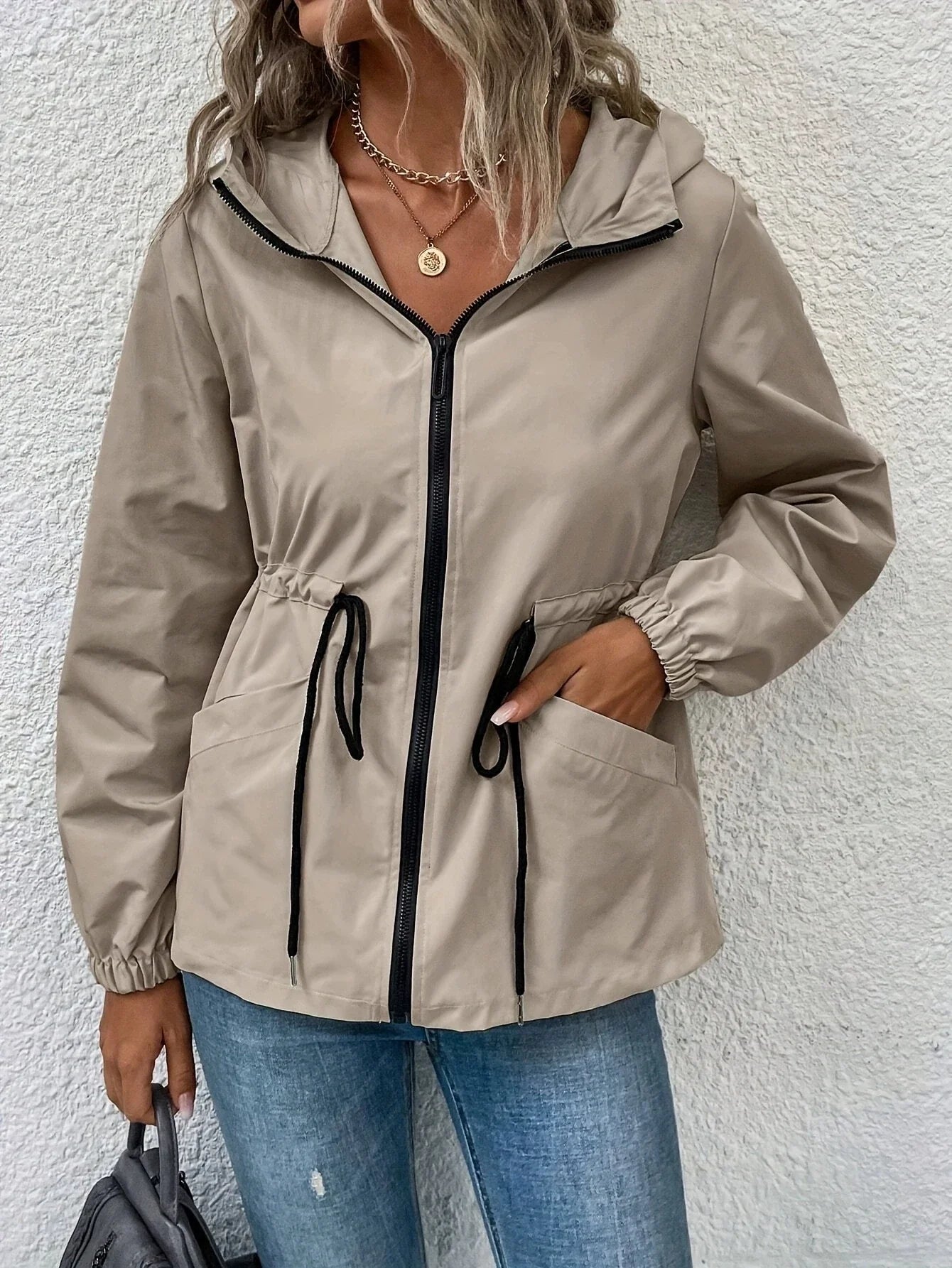 Veste femme imperméable – Coupe ajustable – Capuche – Longueur hanches – Poches