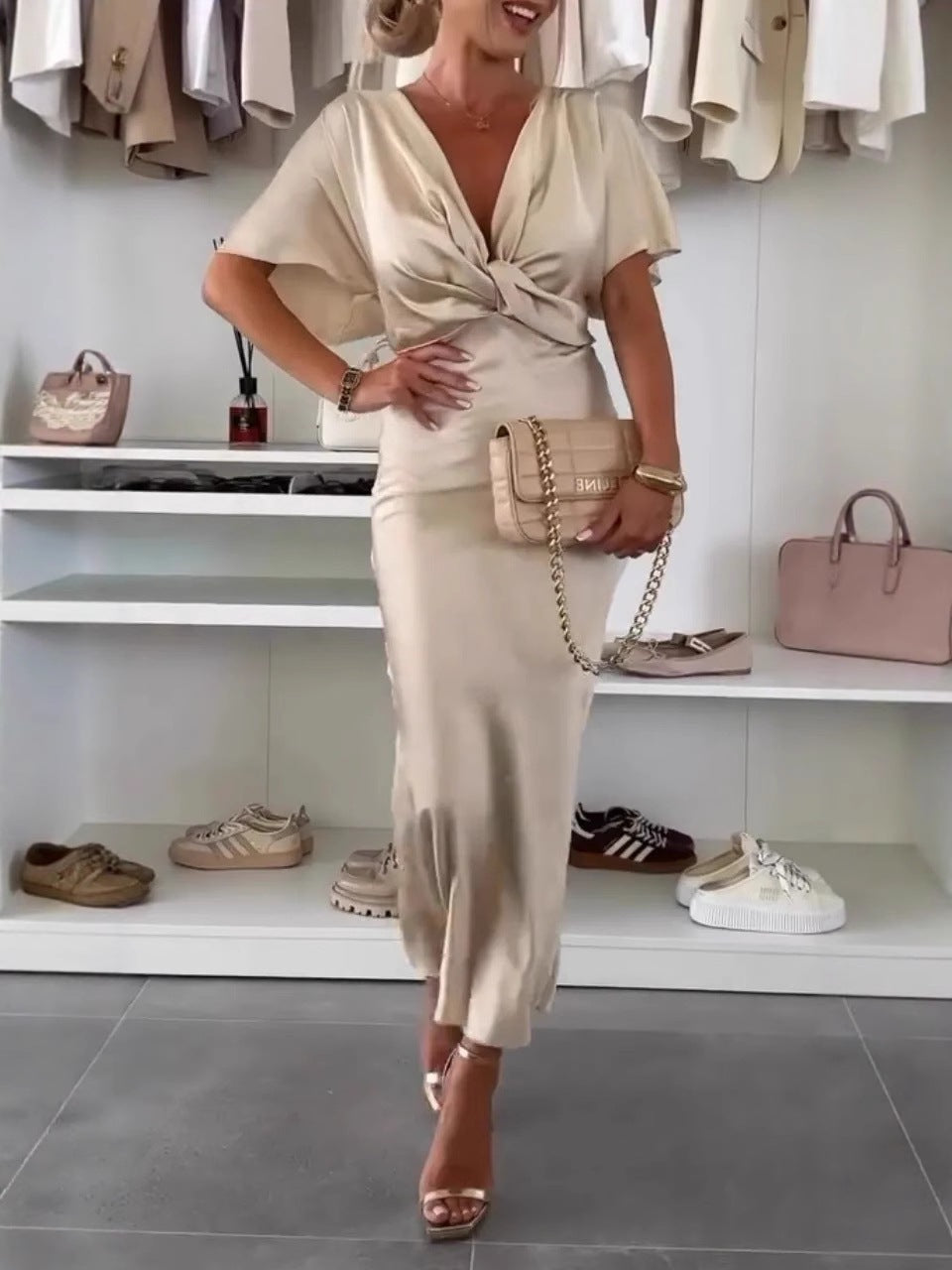 Robe longue femme – Coupe élégante – Décolleté croisé – Manches papillon – Finition satinée