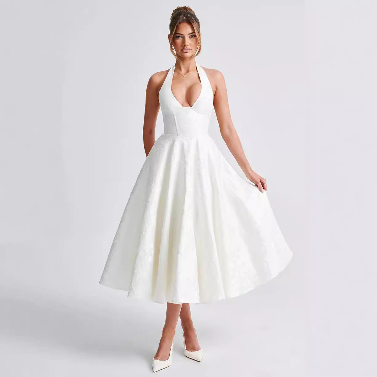 Robe Femme – Col Halter – Tissu Jacquard – Décolleté V – Taille Nouée – Coupe Maxi Évasée