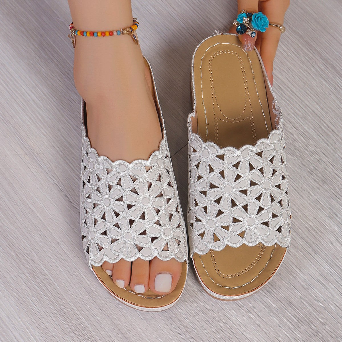 Sandales femme – Mules ouvertes – Découpes florales – Talon bas – Confort respirant