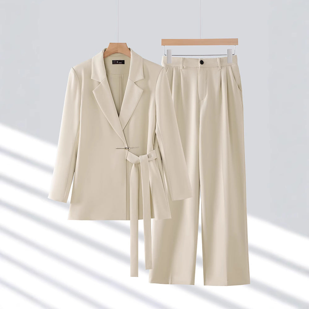 Tailleur Femme – Blazer Cintré Ceinturé – Pantalon Large – Tissu de Luxe