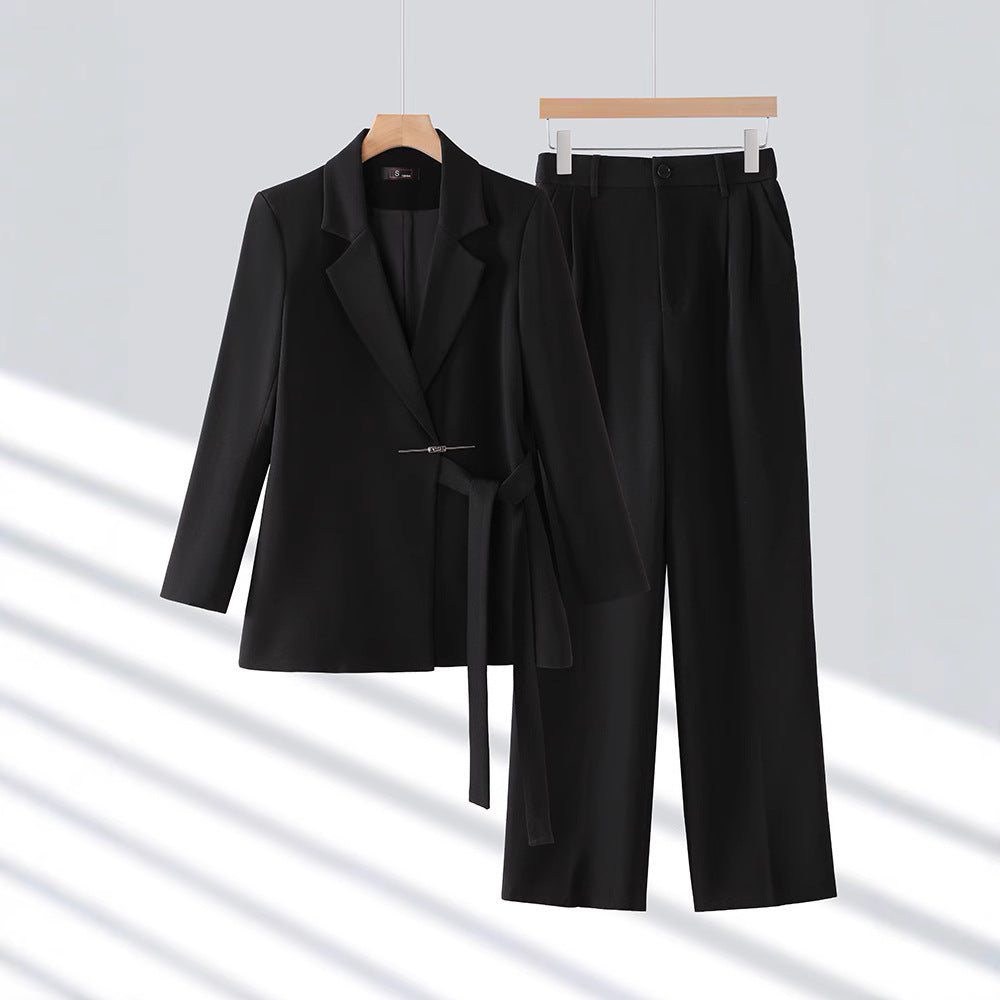 Tailleur Femme – Blazer Cintré Ceinturé – Pantalon Large – Tissu de Luxe