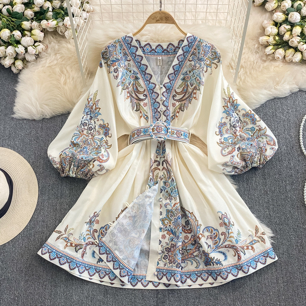 Robe longue femme – Coupe fluide – Col en V avec liseré – Taille ceinturée – Tissu respirant