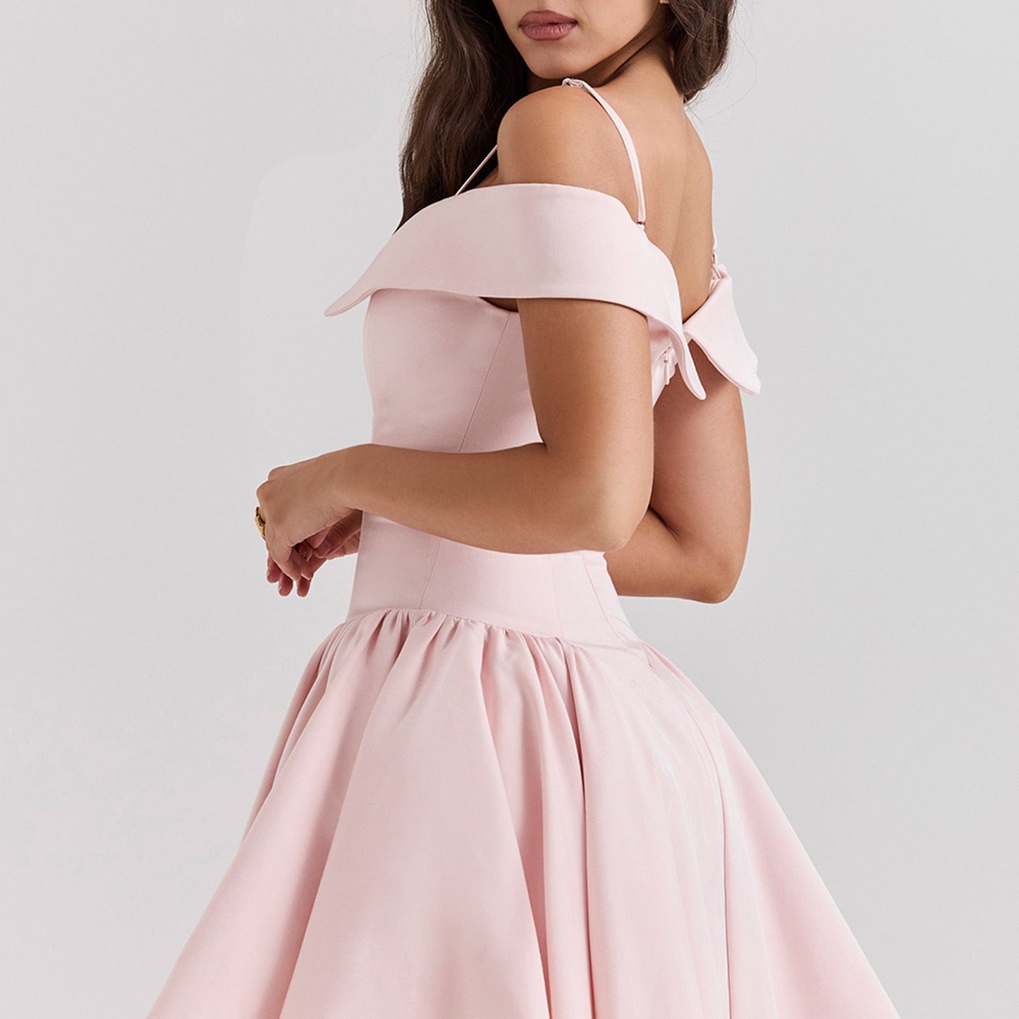 Robe femme épaules dénudées – Taille cintrée – Coupe évasée – Bretelles fines