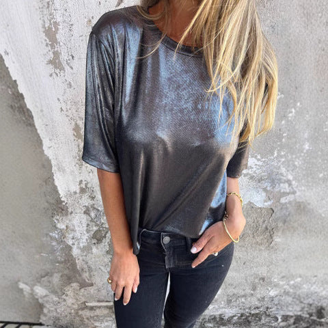 Blouse femme – Coupe fluide – Tissu léger brillant – Manches courtes – Style drapé