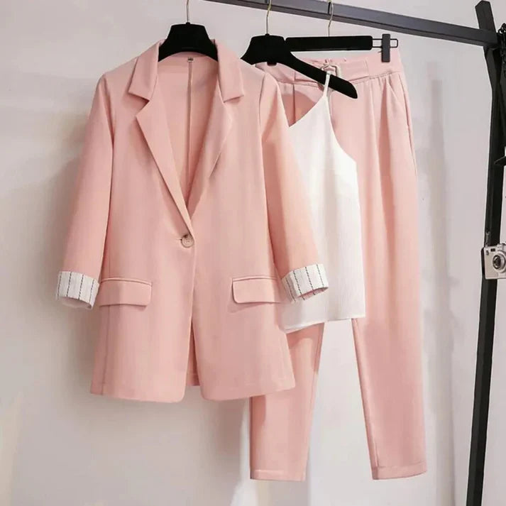 Veste femme – Coupe structurée – Revers cranté – Fermeture un bouton – Détails poignets retournés