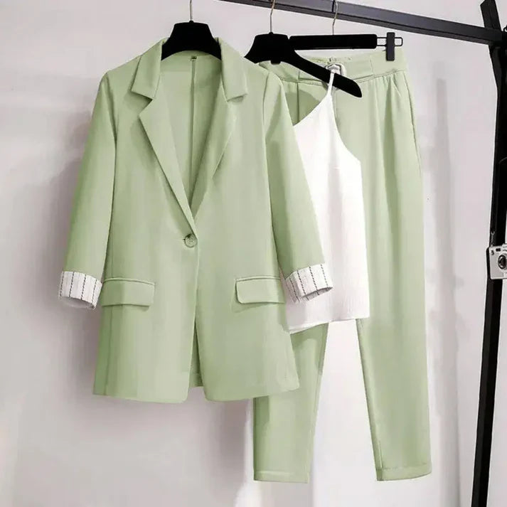 Veste femme – Coupe structurée – Revers cranté – Fermeture un bouton – Détails poignets retournés