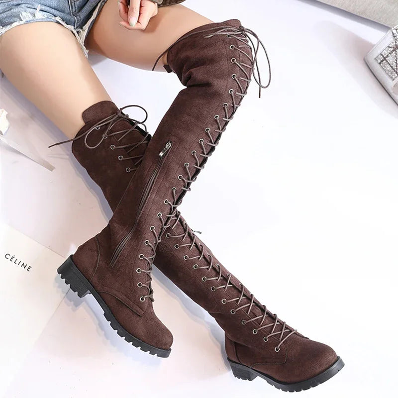 Bottes cuissardes femme – Aspect suédine – Lacets avant – Fermeture zippée – Semelle crantée