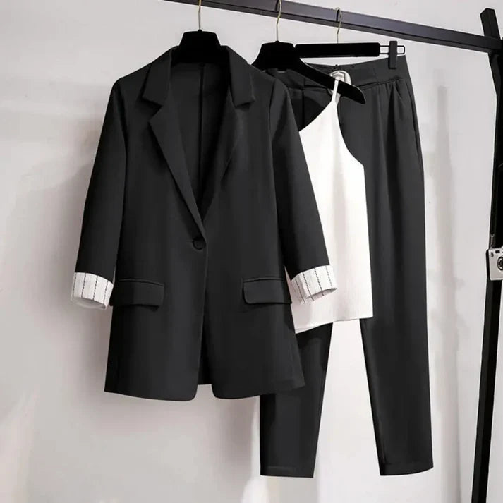 Veste femme – Coupe structurée – Revers cranté – Fermeture un bouton – Détails poignets retournés
