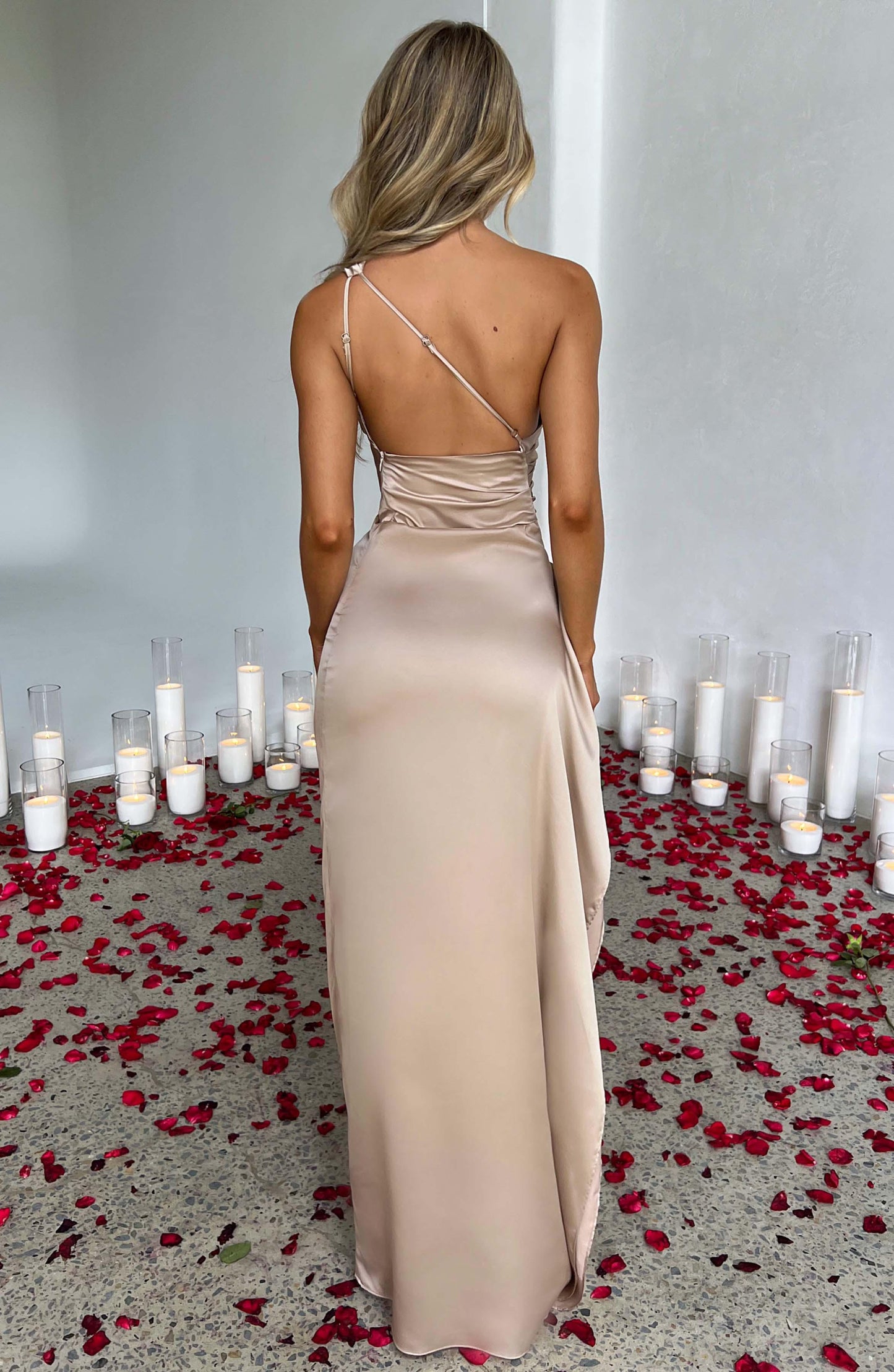 Robe maxi asymétrique en satin - Fente haute et élégance sophistiquée