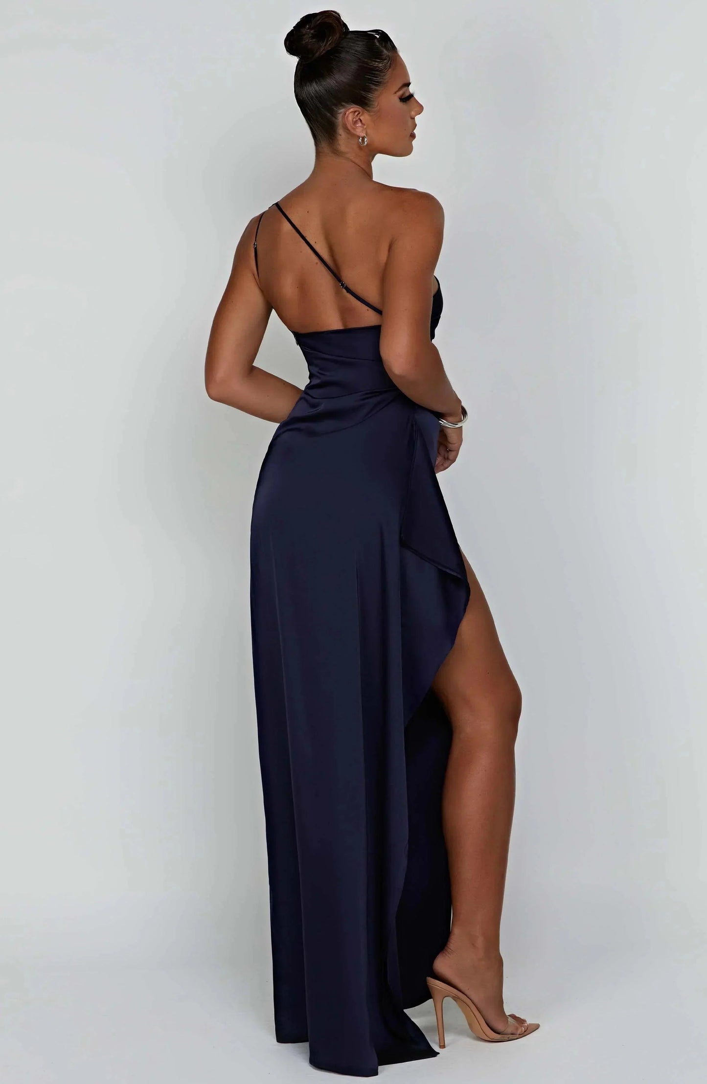 Robe maxi asymétrique en satin - Fente haute et élégance sophistiquée