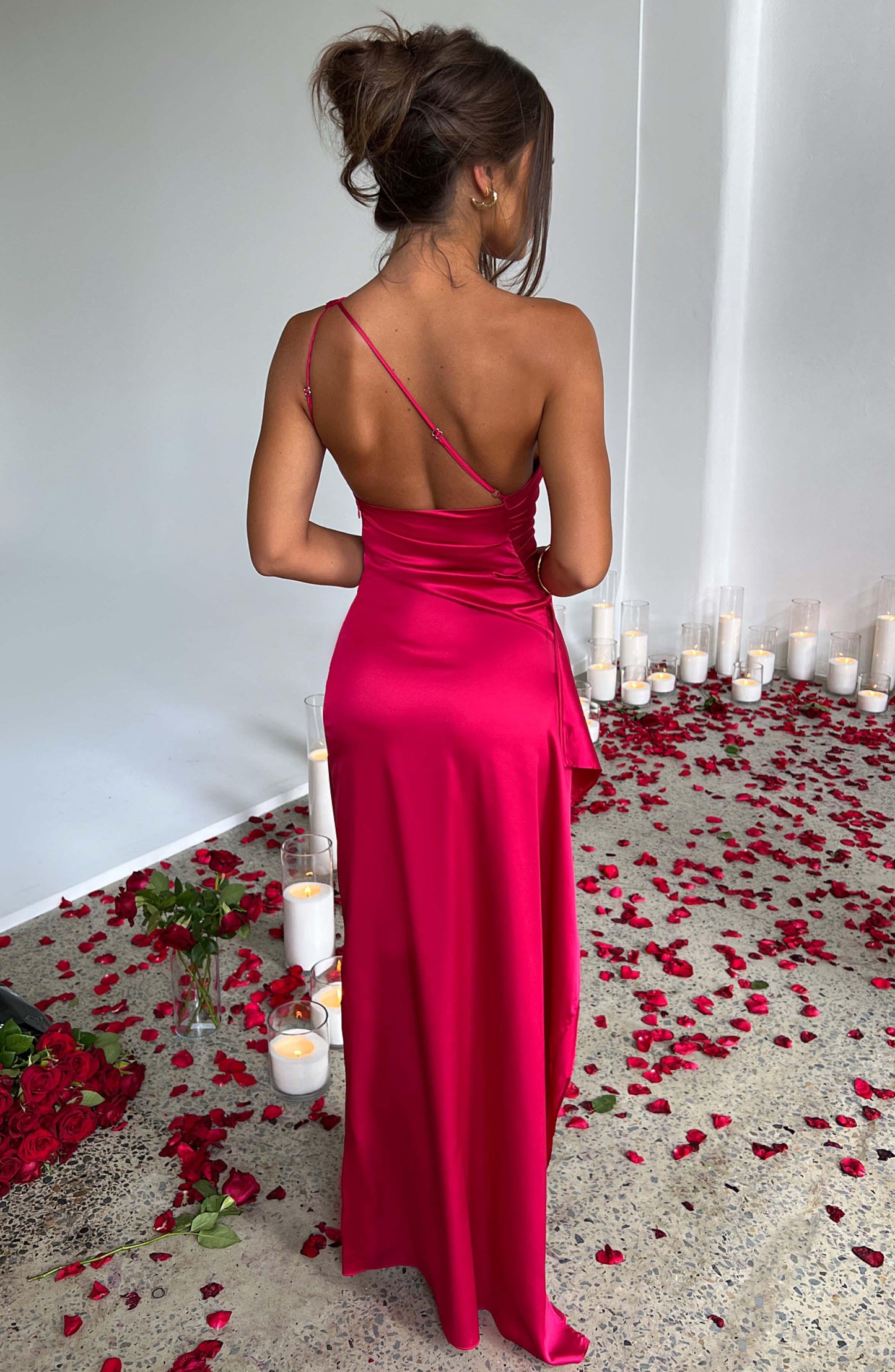 Robe maxi asymétrique en satin - Fente haute et élégance sophistiquée