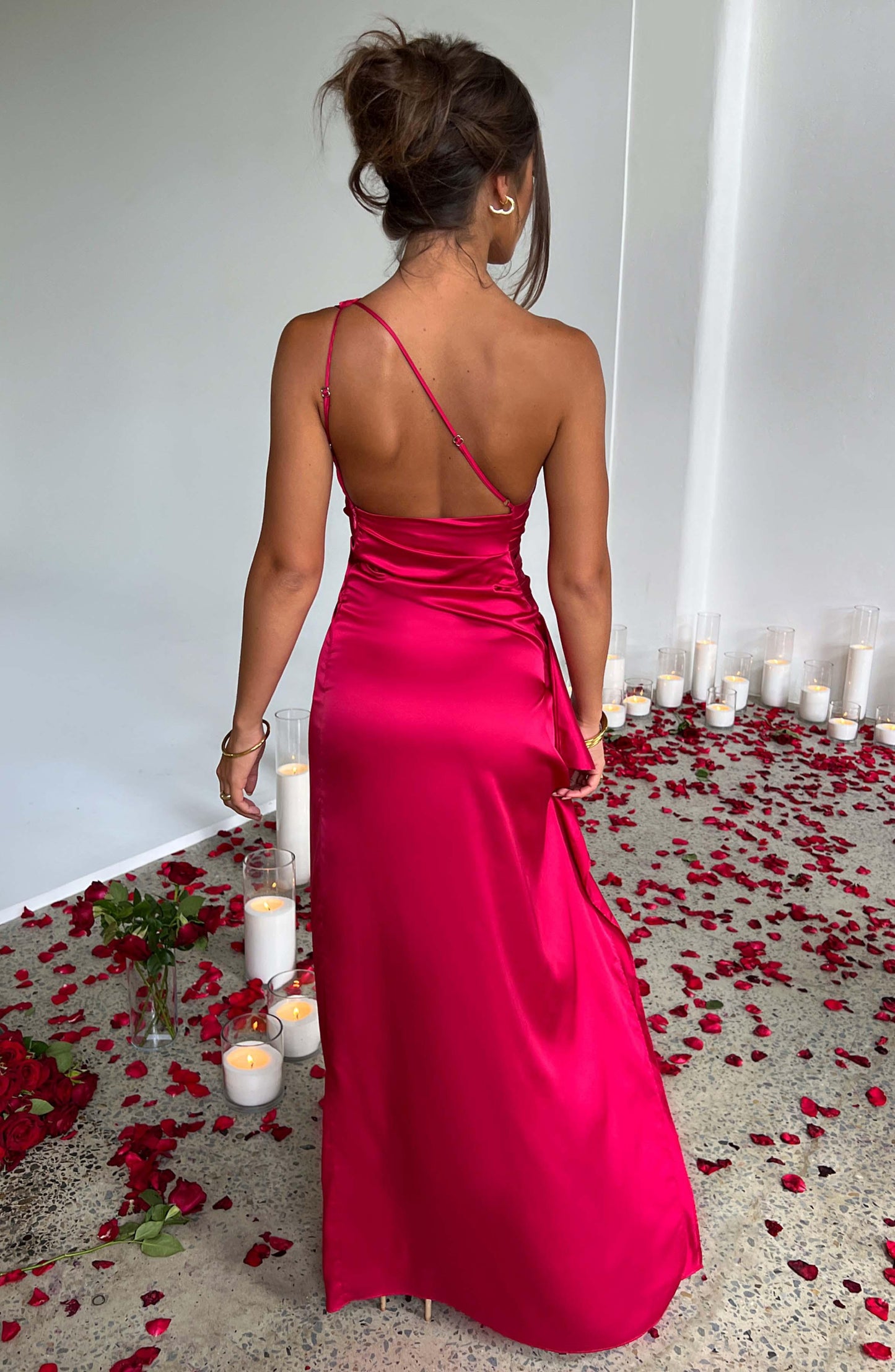 Robe maxi asymétrique en satin - Fente haute et élégance sophistiquée
