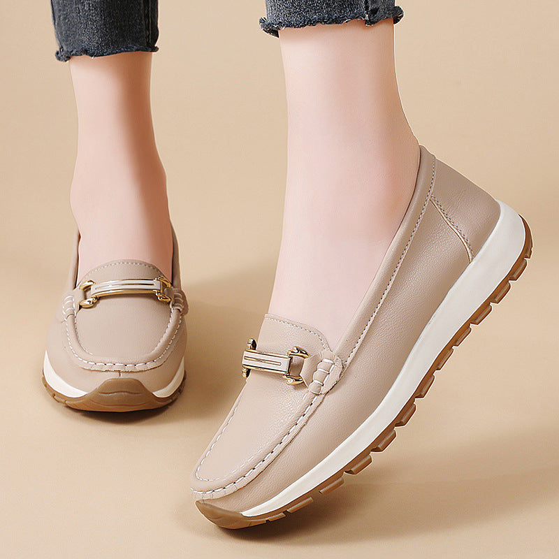 Mocassins beige pour femmes avec boucle dorée et semelle matelassée