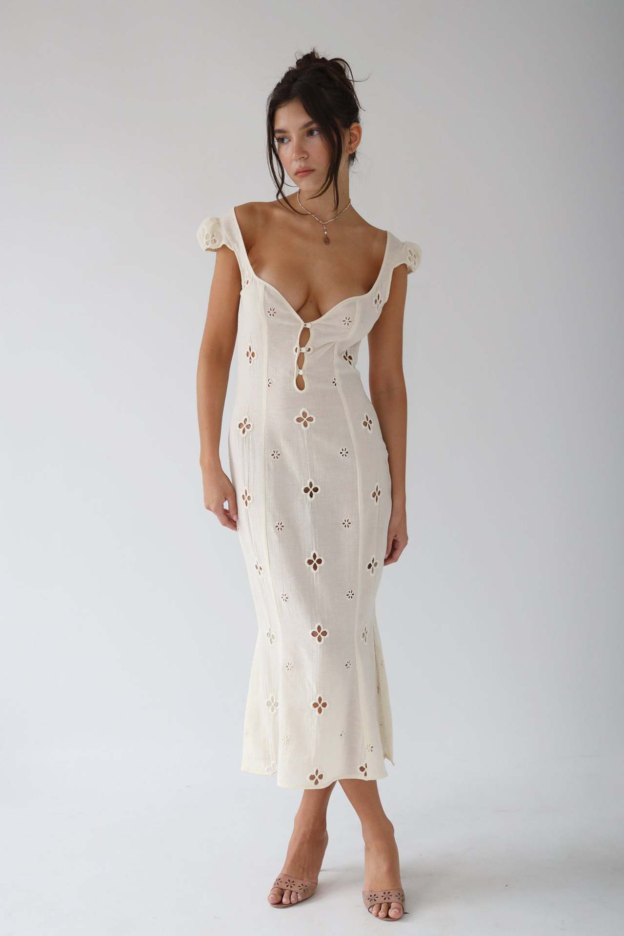 Robe midi femme – Coupe ajustée – Lin léger – Broderie florale – Manches volantées