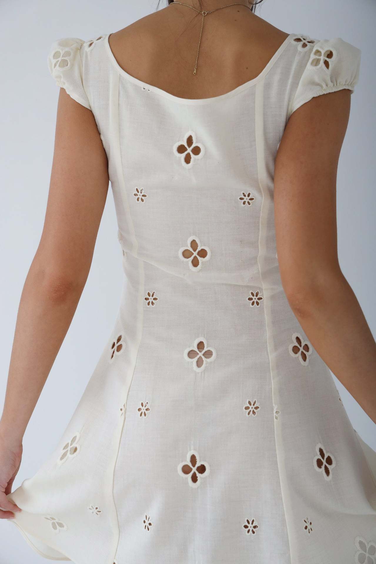 Robe midi femme – Coupe ajustée – Lin léger – Broderie florale – Manches volantées