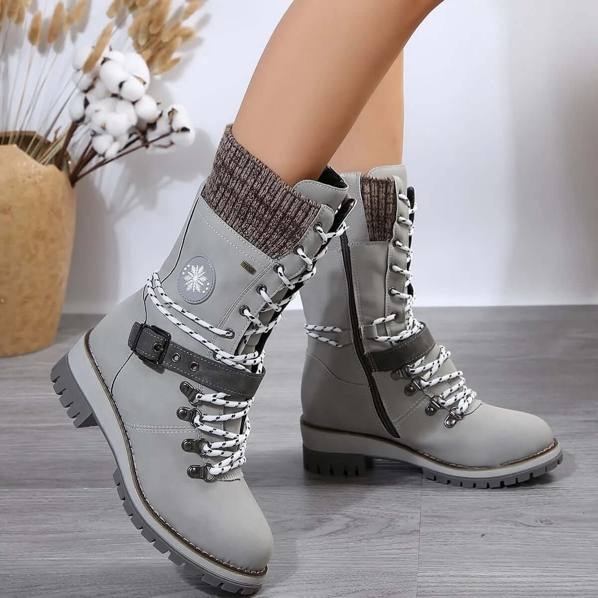 Bottines femme – Tige mi-mollet structurée – Zip latéral – Poignets en maille – Semelle crantée