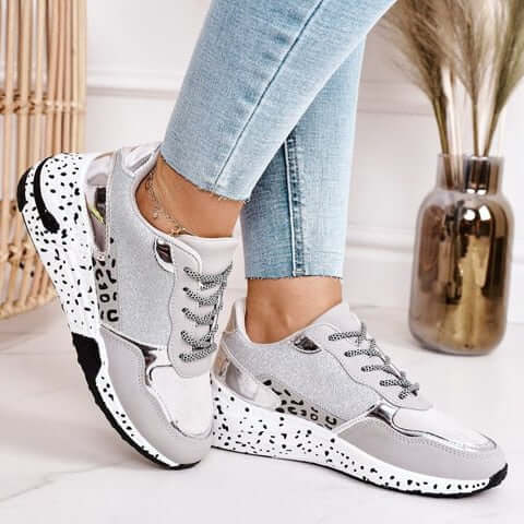 Baskets femme – Design texturé – Accents métalliques – Semelle mouchetée – Lacets