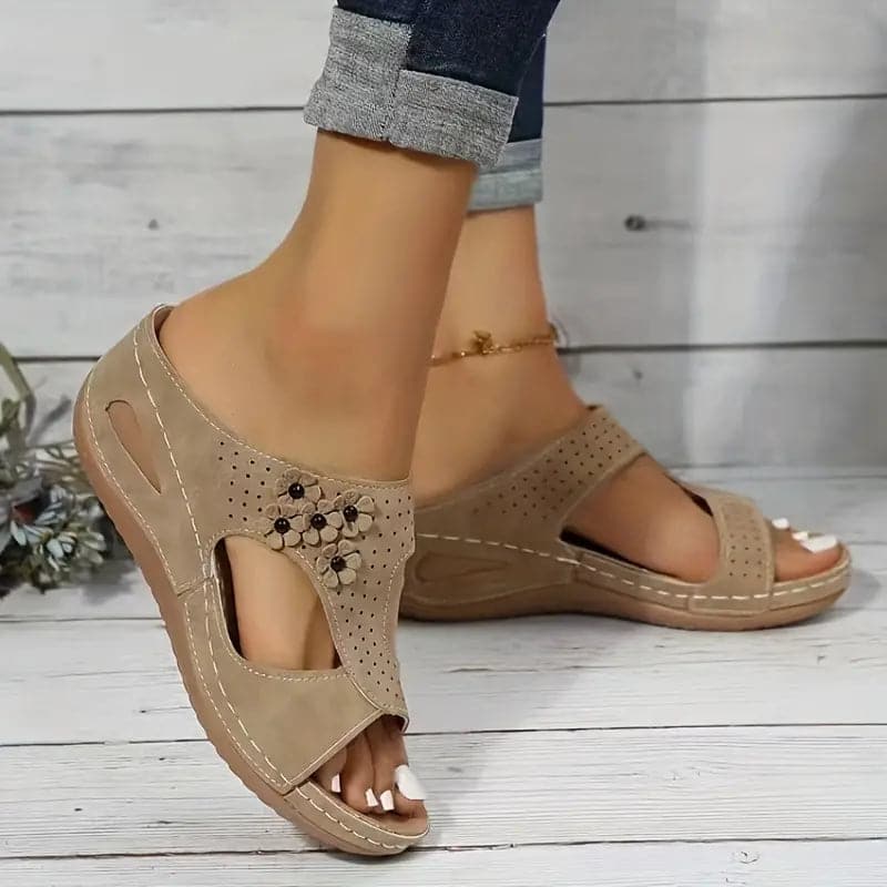 Sandales Compensées Femme - Cuir Perforé - Confort Coussiné - Design Fleur Ouvert