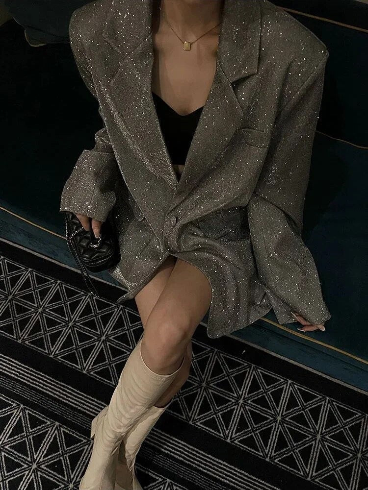 Blazer femme – Coupe oversize – Tissu scintillant – Épaules structurées – Longueur longue