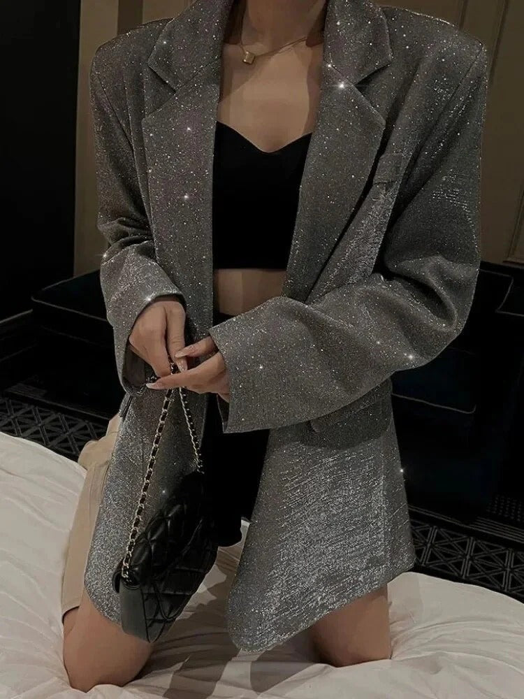 Blazer femme – Coupe oversize – Tissu scintillant – Épaules structurées – Longueur longue