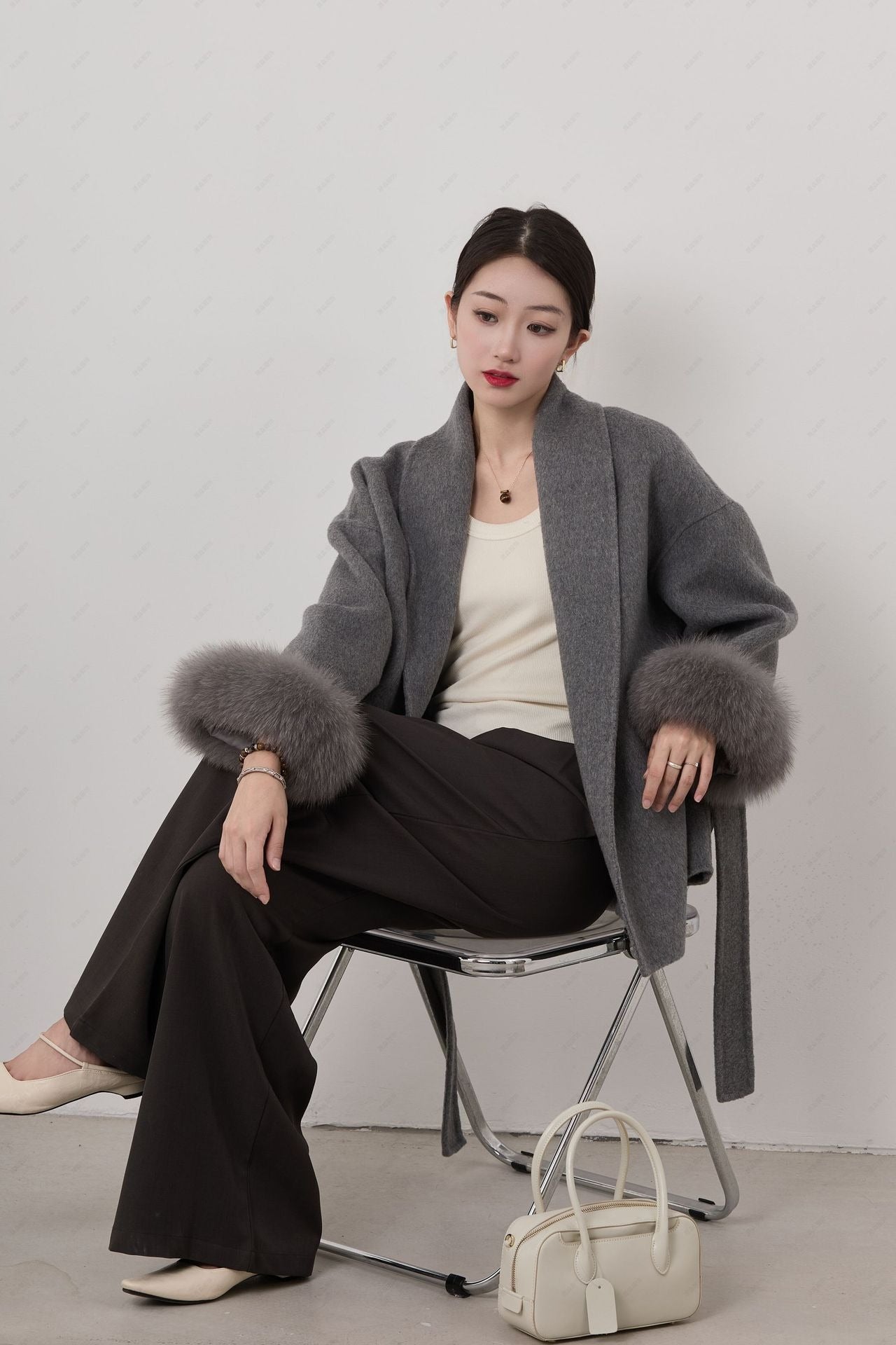 Manteau femme court – Laine douce – Coupe portefeuille – Col châle – Poignets amovibles