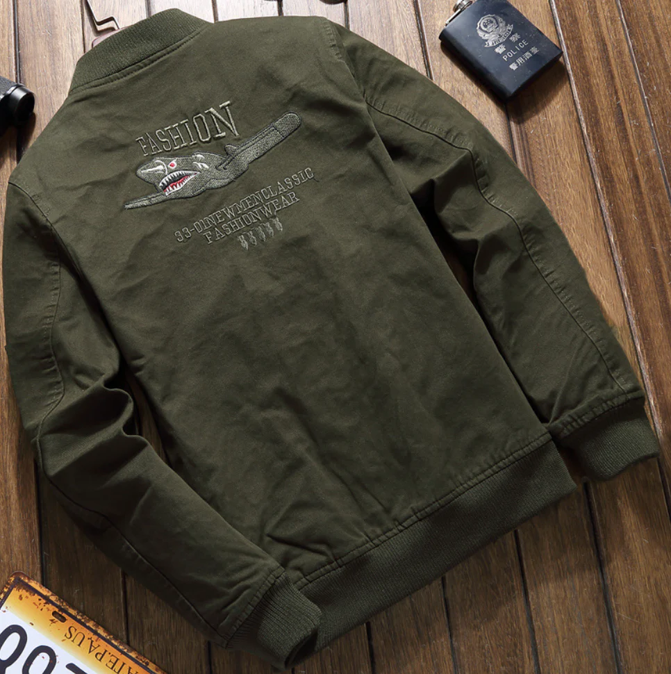 Veste militaire homme – Coupe structurée – Coton – Poches zippées – Patchs brodés