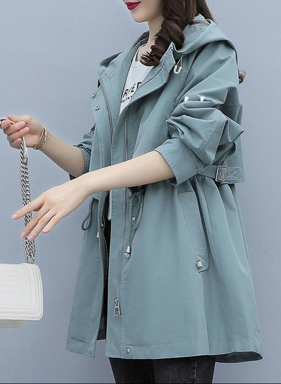 Manteau trench femme – Coupe droite – Coton léger – Taille ajustable – Capuche