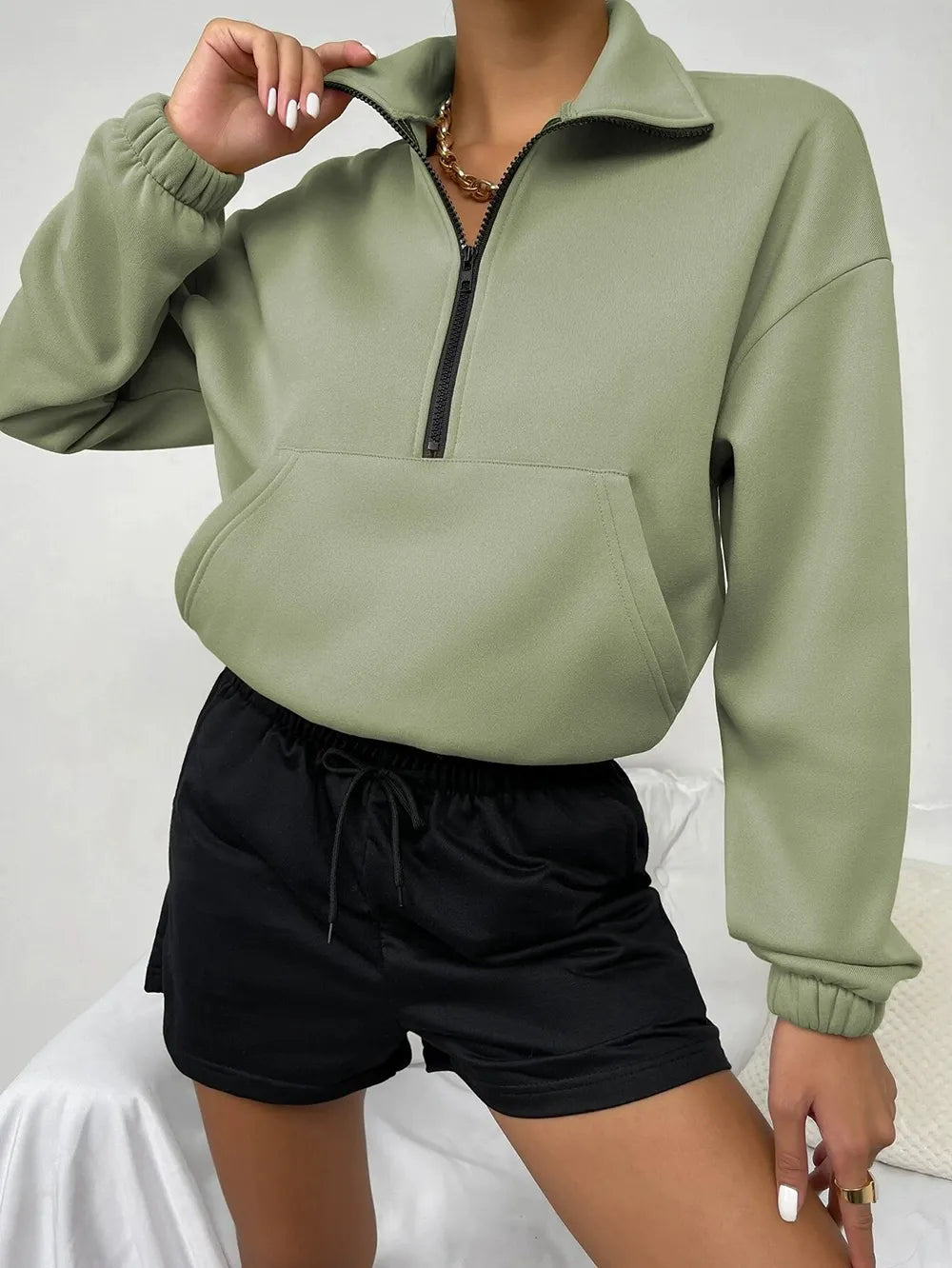 Sweat femme – Coupe ample – Molleton doux – Col montant zippé – Poche kangourou
