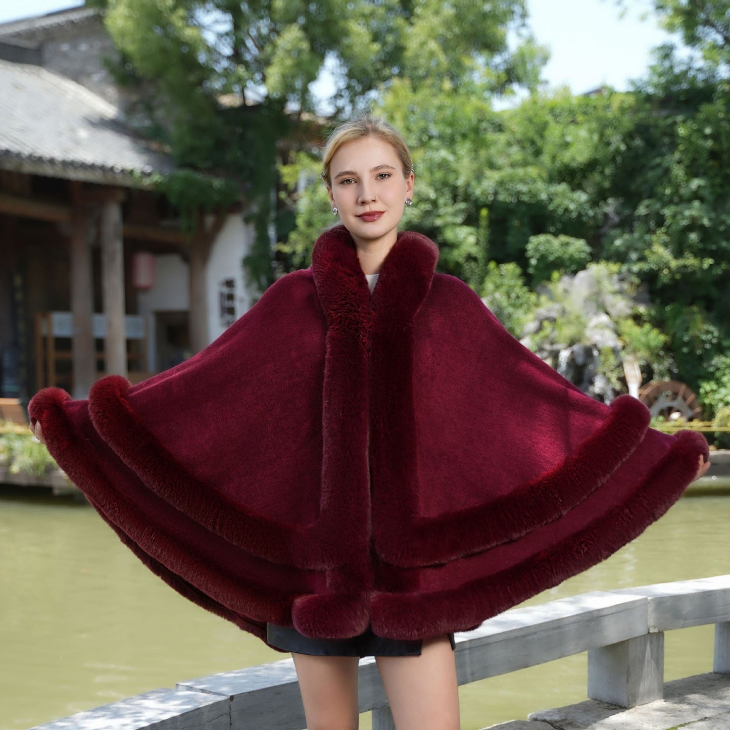Femme Cape - Tissu Tissé - Coupe Oversize - Col Montant - Longueur Mi-Cuisse - Bordure Fourrure