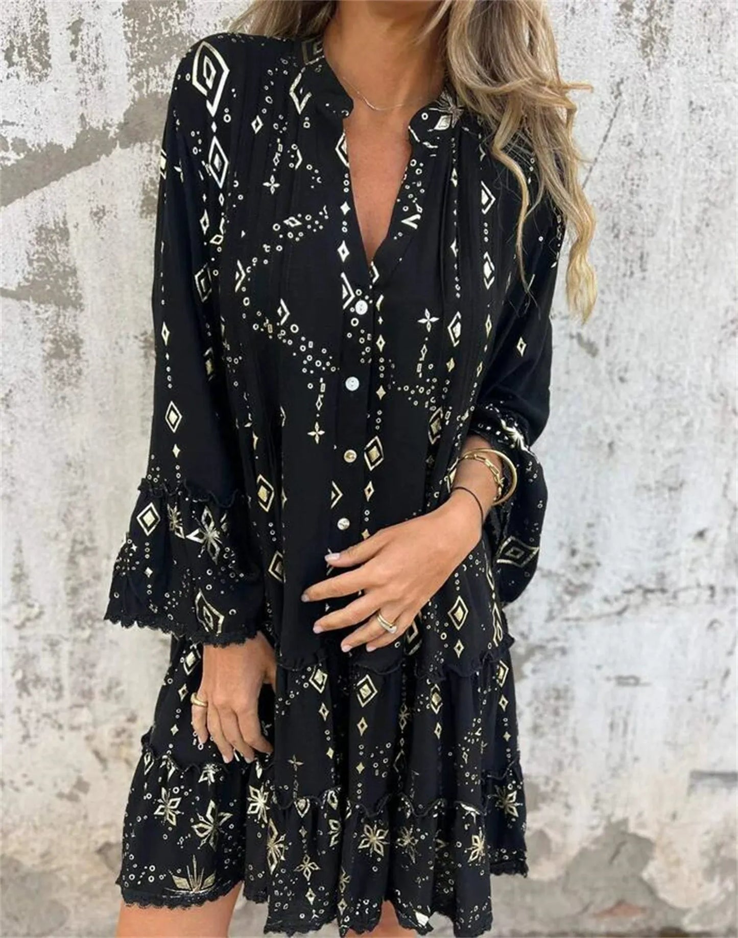 Robe femme – Coupe évasée – Manches en dentelle – Ourlet à volants – Détails métalliques