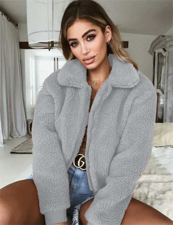 Veste courte femme – coupe décontractée – polaire douce – col chemise – zip frontal