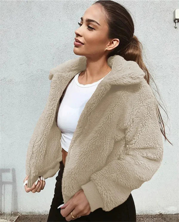 Veste courte femme – coupe décontractée – polaire douce – col chemise – zip frontal