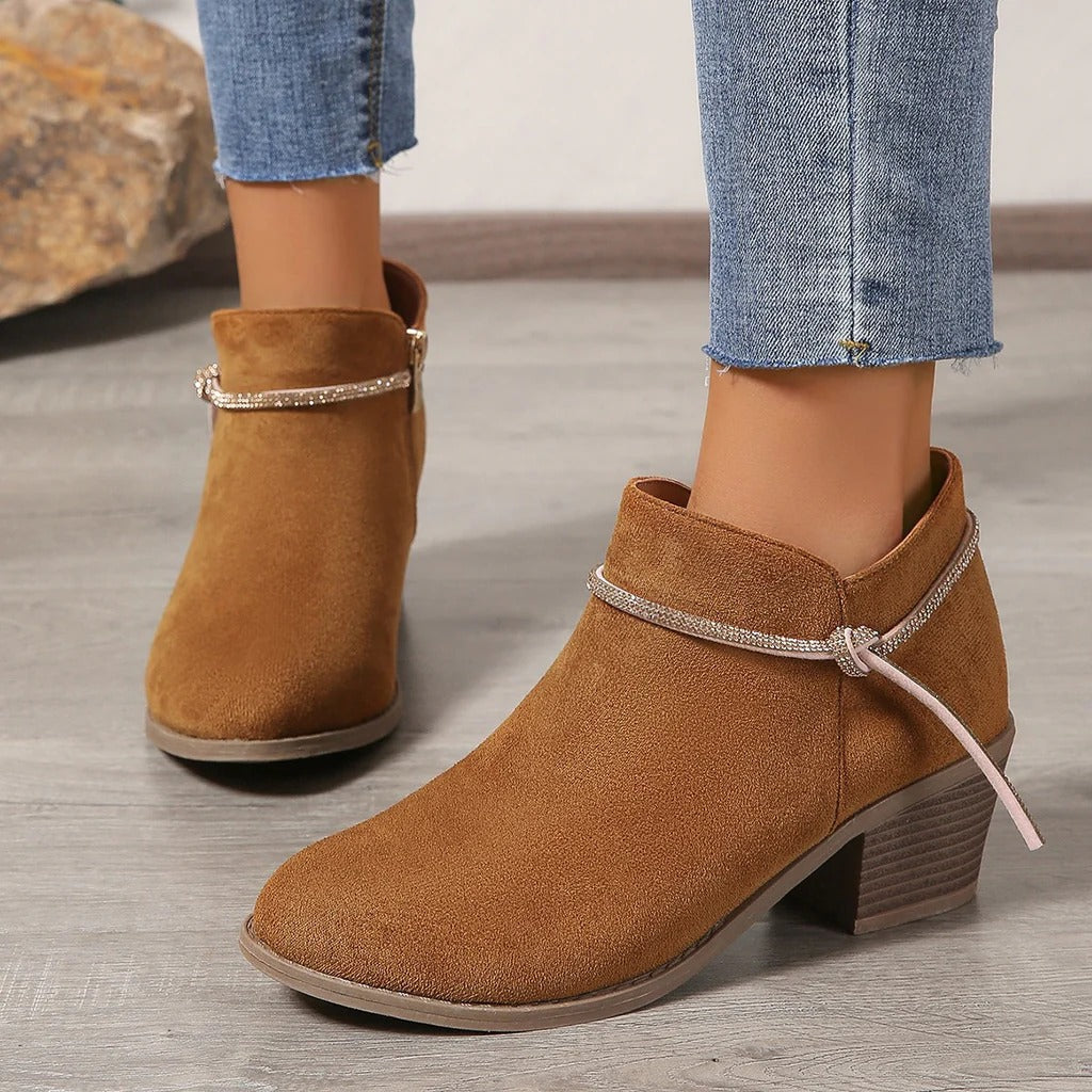 Bottines femme – Effet suédine – Talon large – Sangle décorative – Fermeture zippée