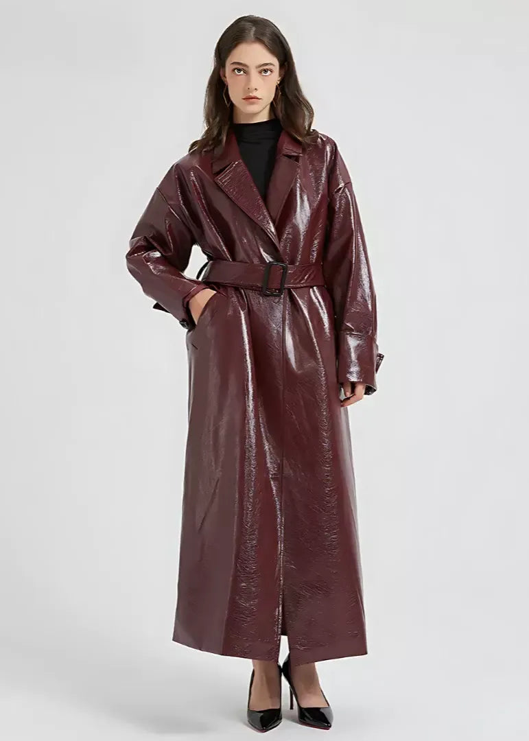 Manteau trench femme – Similicuir brillant – Coupe ceinturée – Longueur maxi