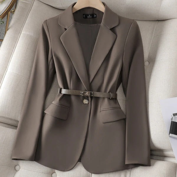 Blazer femme – Coupe cintrée – Ceinture à la taille – Fermeture un bouton – Revers classique