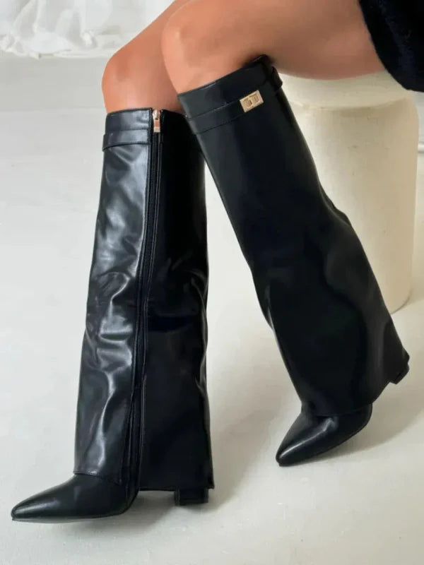 Bottes femme hautes – Effet suédine – Talon bloc – Bout pointu – Boucle décorative