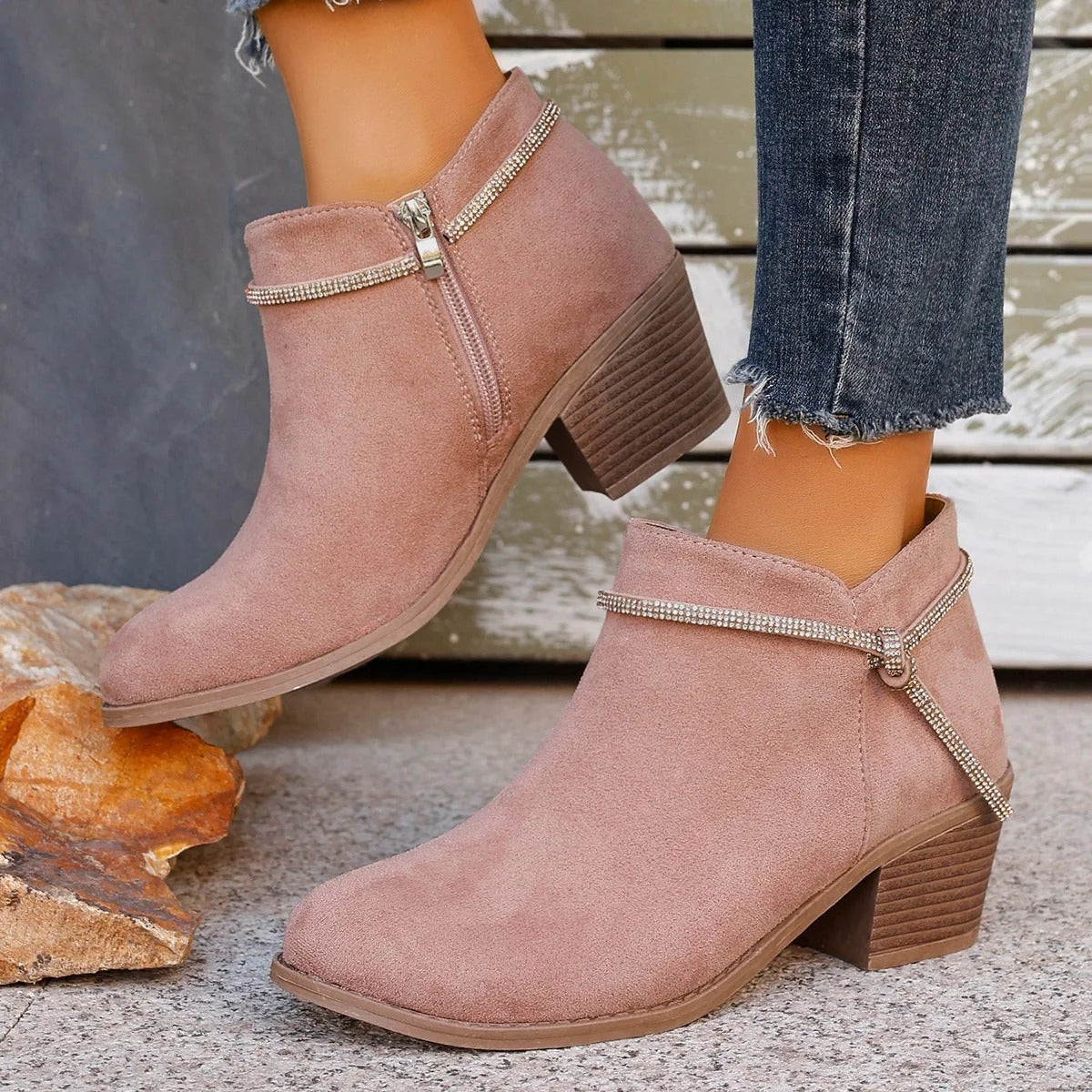 Bottines femme – Effet suédine – Talon large – Sangle décorative – Fermeture zippée
