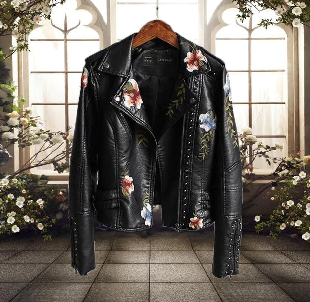 Veste biker femme – Cuir lisse – Coupe cintrée – Broderies florales – Clous – Zip asymétrique