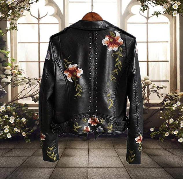 Veste biker femme – Cuir lisse – Coupe cintrée – Broderies florales – Clous – Zip asymétrique