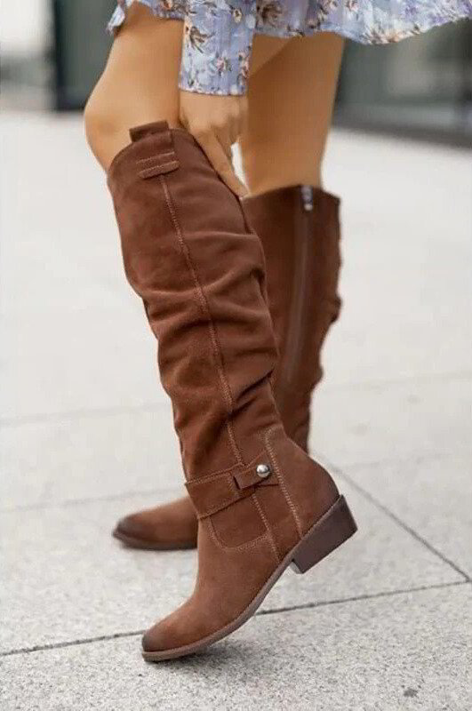 Bottes femme hauteur genou – Suédine – Talon bas – Bout rond – Fermeture zippée – Bride ajustable