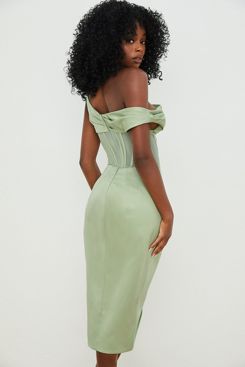 Robe midi femme – Satin lisse – Épaules dénudées – Corset structurant – Coupe ajustée