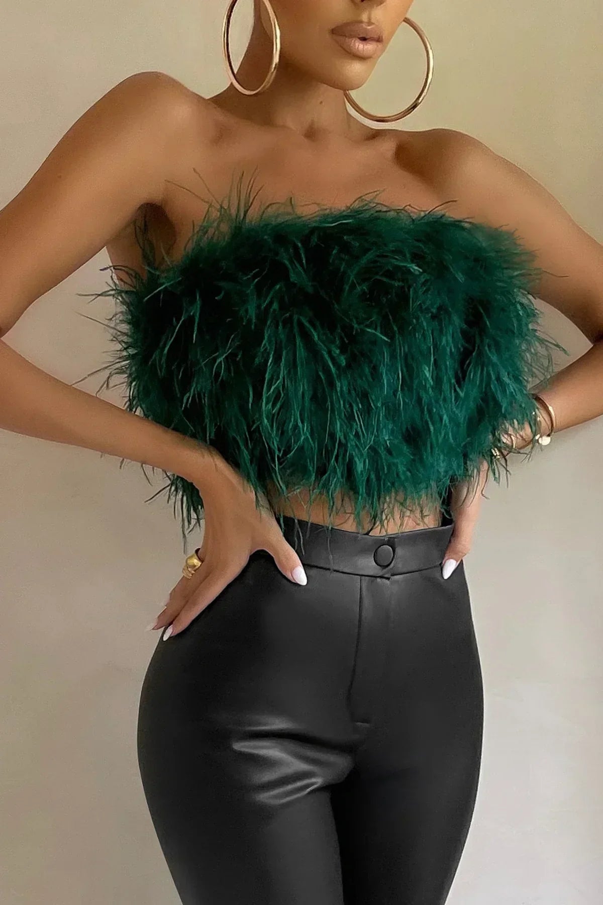 Top court femme – Sans bretelles – Détail plume – Coupe moulante élégante