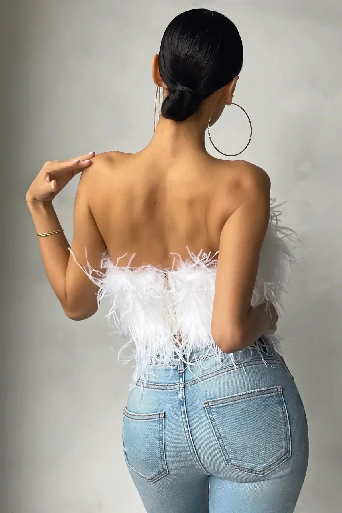 Top court femme – Sans bretelles – Détail plume – Coupe moulante élégante