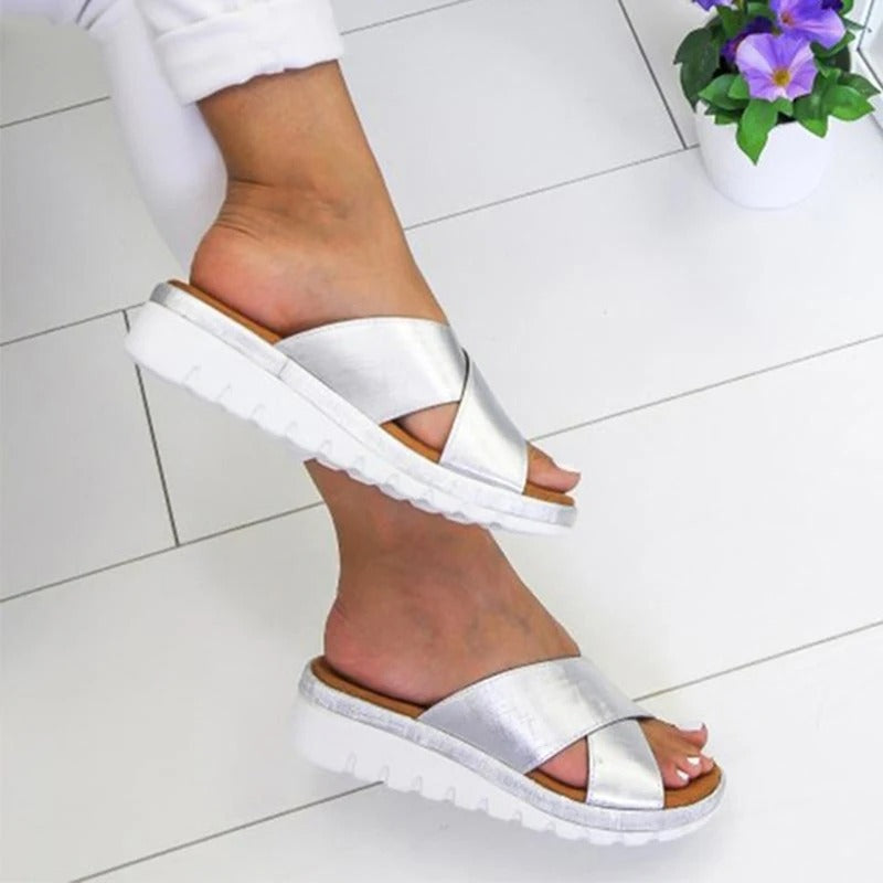 Sandales femme – Brides croisées texturées – Semelle plateforme amortie – Coupe décontractée