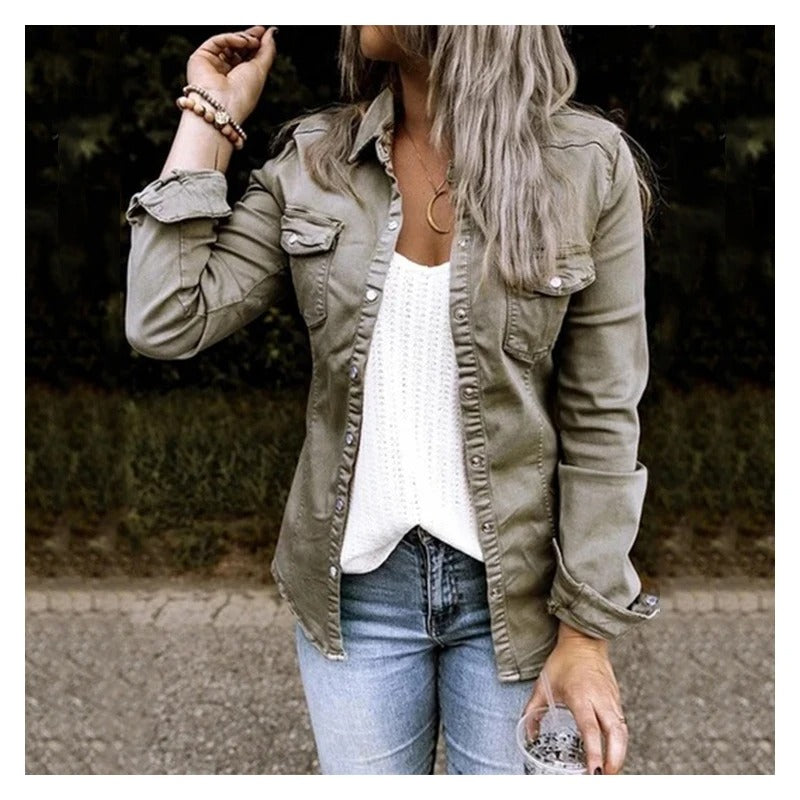 Veste en jean femme – Coupe cintrée – Boutonnage frontal – Poches poitrine – Style décontracté structuré
